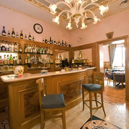 Joli Hotel