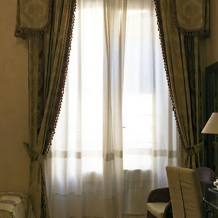 Joli Hotel