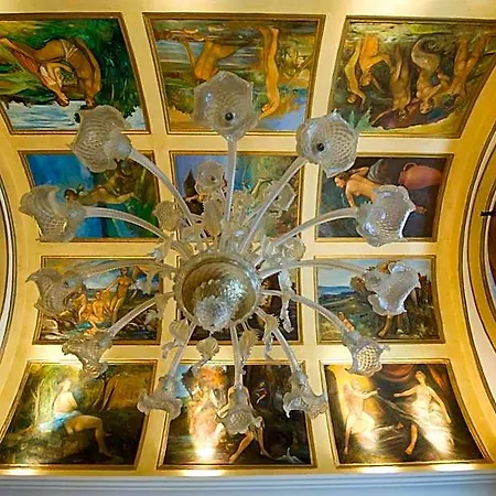 Joli Hotel
