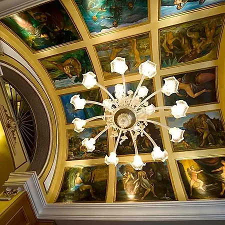 Joli Hotel